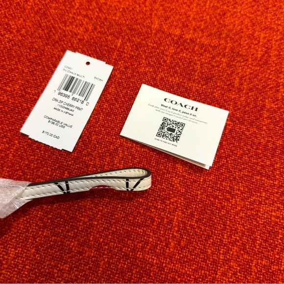 ❤️❤️❤️NEW Coach wristlet/wallet with cherry print /silvertone hardware ❤️❤️❤️ - Picture 3 of 10